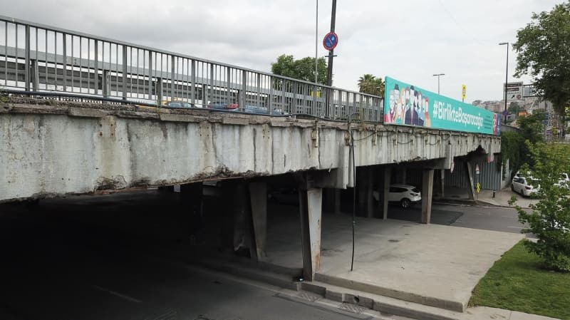 <p>Esnaf Ya�ar �ahin de her g�n alt ge�idi kullanarak Emin�n�'ne gidiyor. �ahin k�pr�n�n �u anki halinden endi�e duydu�unu belirterek, 'Y�k�ld� y�k�lacak gibi. �nsan� �rpertiyor. Can g�venli�i yok gibi bir �ey. �ekinerek ge�iyoruz mecburen. Mecbur kullanmak zorunday�z buray�. Esnaf�m ben Emin�n�'ne malzeme almaya gidiyorum. Mecburen kullan�yoruz bu yolu ama sak�ncal�' �eklinde konu�tu.</p>