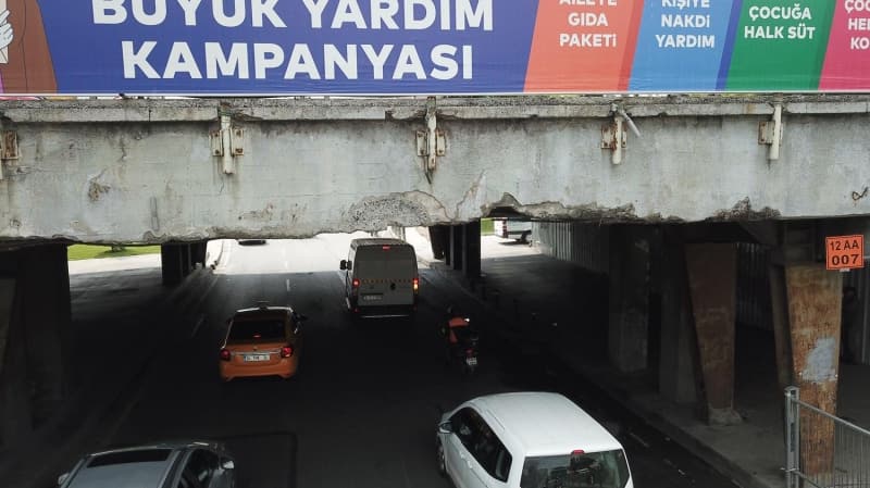 <p>�evre sakinlerinden Mehmet Nuri Erdil de 'Buran�n yap�lmas� zor bir �ey de�il. Eskiden olsa teknik zor olacak falan. �imdi b�y�k k�pr�ler yap�l�yor. �ki g�n �nce bir ses geldi yine. Bir arac�n vurdu�unu tahmin ettim. TIR h�zla geldi herhalde vurdu ve sallad�. Bunu bir �ekilde yaps�nlar. Belediye mi yapacak karayollar� m� yapacak art�k l�tfen yaps�nlar. Teknik olarak da zor bir �ey de�il. O kadar karantina s�reci ge�ti. O arada yapabilirlerdi'  dedi.</p>