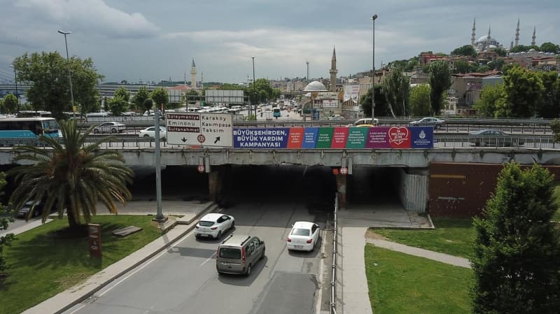 <p>A��klamada, 'Yap�lan incelemede, k�pr�n�n alt�ndaki kiri�lerde ara� �arpma sonucu kopma ve par�alanmalar oldu�u; betonun i�indeki demirlerin a���a ��kt���, bir k�sm�n�n k�r�ld���; beton ve demirlerde k�flenme meydana geldi�i,  su kaynakl� hasar olu�tu�u tespit edilmi�ti'  bilgisi verilmi�ti.</p>