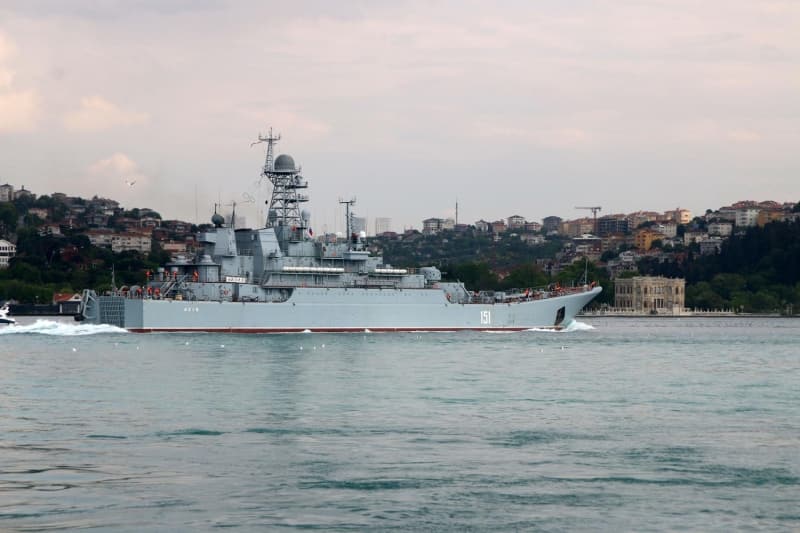<p>Geminin boğaz geçişine sahil güvenlik botu da eşlik etti. Yaklaşık 1,5 saatte boğaz geçişini tamamlayan gemi Marmara Denizine açıldı.</p>