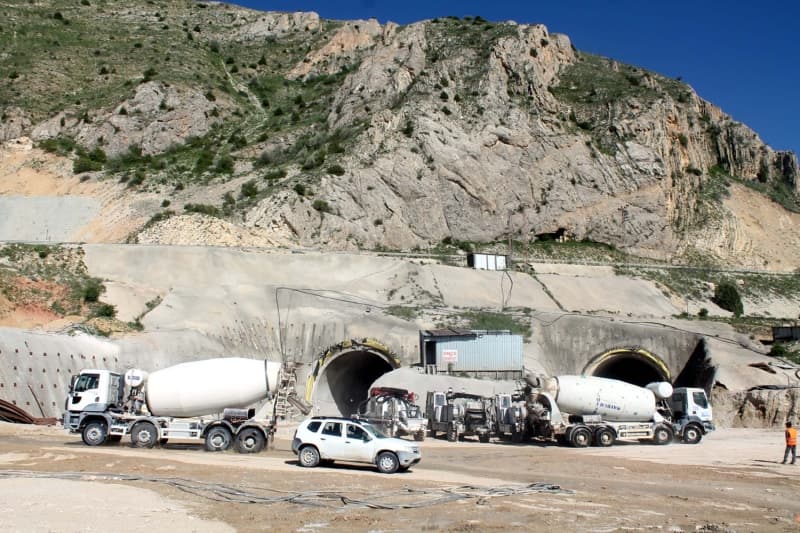<p>Yüklenici firma koordinatörü Ufuk Mintaş da 2012 yılından bu yana Kop Tüneli'nde çalışmalarını sürdürdüklerini belirtti.</p><p>Tünel inşaatında vardiya usulüyle çalıştıklarını anlatan Mintaş, 'Tünel içerisinde karşılaştığımız jeolojik açıdan problemler var. Bu sorunları aşmaya ve tüneli seyahat için uygun hale getirmeye çalışıyoruz. Şu anda 6 bin 900 metre ilerleme sağladık. Bunun içerisinde tam kesit kaplama betonu dahil olmak üzere ilerliyoruz. Fiziki olarak şu ana kadar yüzde 58 civarında bir gerçekleşmemiz var.' dedi.</p>
