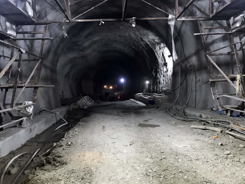 <p>AK Parti Bayburt Milletvekili Fetani Battal, AA muhabirine yaptığı açıklamada, mühendislerin ve işçilerin, projeyi hayata geçirmek için yoğun çaba sarf ettiğini belirterek tünel tamamlanınca bölgedeki ticaretin ve turizmin gelişmesine büyük katkı sağlanacağını ifade etti.</p><p>Kop Tüneli'nin Bayburt için 'Kızıl Elma' mahiyetinde bir proje olduğunu belirten Battal, 'Bu projenin şu ana kadar yarıdan fazlasının yapılmış olduğunu görmek bizim için bir gurur kaynağı olmuştur. Karadeniz’i Doğu Anadolu’ya bağlayacak böyle stratejik bir yolun ve bu yolun en geçilmez noktası Kop Dağı mevkisinin böylesine güçlü bir tünelle geçilecek olmasının, ülkemizin yarınları adına büyük bir kazanım olacağını görüyoruz. Bu heyecanla çalışmaları anbean takip ediyoruz.' diye konuştu.</p>