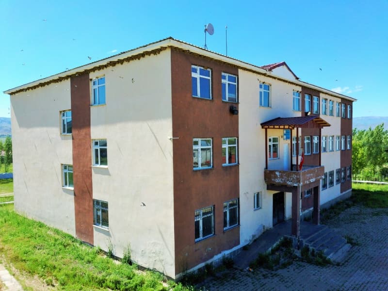 <p>Ky muhtar Turan Yiit, yapt aklamada, krlang gnn gemi yllarda rencilerin eitiminin devam ettii dneme denk geldiini bu yl ise salgn nedeniyle okullarn bo olduu zaman yaandn anlatt.</p>