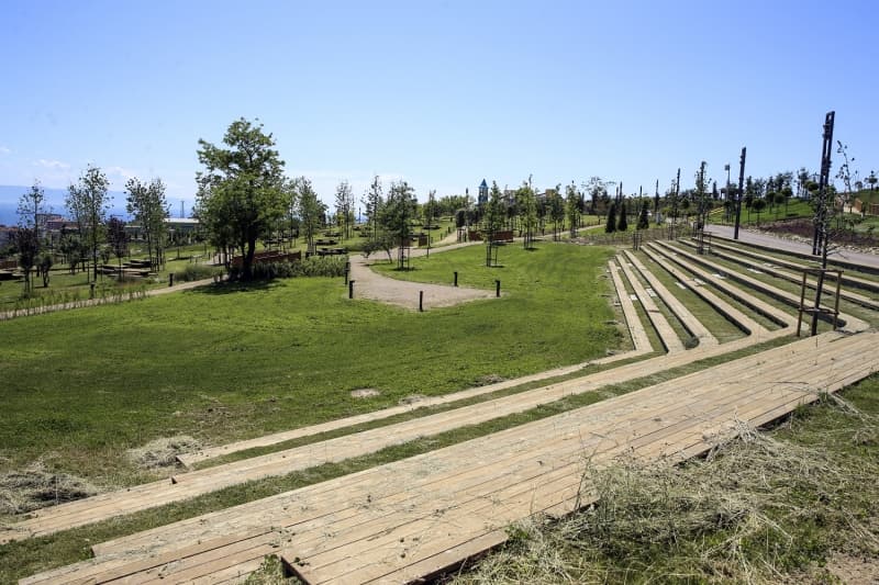 <p>Ayrıca, 180 kişilik cami ve 40 bin metrekare koru alanı da bulunan Halkalı Millet Bahçesi'nde 232 metrekare gölet ve süs havuzu da yer alıyor.</p>