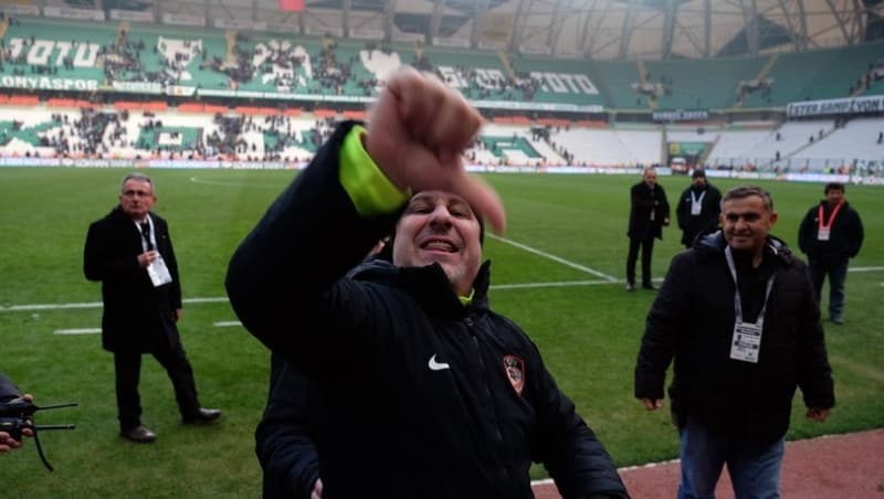 <p><b>GAZİANTEP ÇOK GÜZEL BİR ŞEHİR</b></p><p>'Gaziantep gerçekten çok güzel bir şehir. Yemekleriyle, kültürüyle, tarihiyle yaşanacak en güzel şehirlerden biri. Bazı tanıdıklarımdan duyuyorum; 'Gaziantep'in bir tek denizi yok* diyorlar. Ben de böyle düşünüyorum. Gecesiyle gündüzüyle her bakışında farklı bir yer. İnsanları çok cana yakın. Bu şehirde çalışmak gerçekten benim için büyük bir onur. Buraya layık olmaya çalışıyorum.'</p>