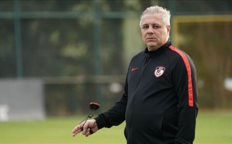 <p>Şu an takımda güzel bir hava hakim. Futbolcularım, personel, idari kadro, yöneticiler herkes elinden gelenin fazlasını yapmaya çalışıyor. Son yapılan koronavirüs testleri de negatif çıktı. Bu bizim için çok önemliydi. Şimdi herkes daha motive bir durumda. Tabii ki bu virüs hiçbirimizde çıkmayacak anlamına gelmiyor. Hepimizin korunması gerekiyor. Önlemlerimizi almalıyız.' dedi.</p>