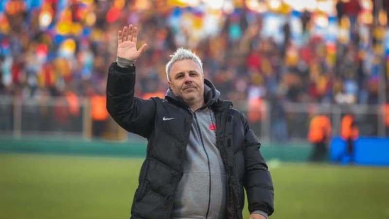 <p>Tabii ki lig henüz bitmedi. Kalan 8 maçımız zor geçecek. Bizim de hazırlık konusunda her kulüp gibi problemlerimiz oldu. Ancak şartlar eşit. Herkes sahaya aynı şartlarda çıkacak ve daha çok çalışan ve iyi olan kazanacak'</p>