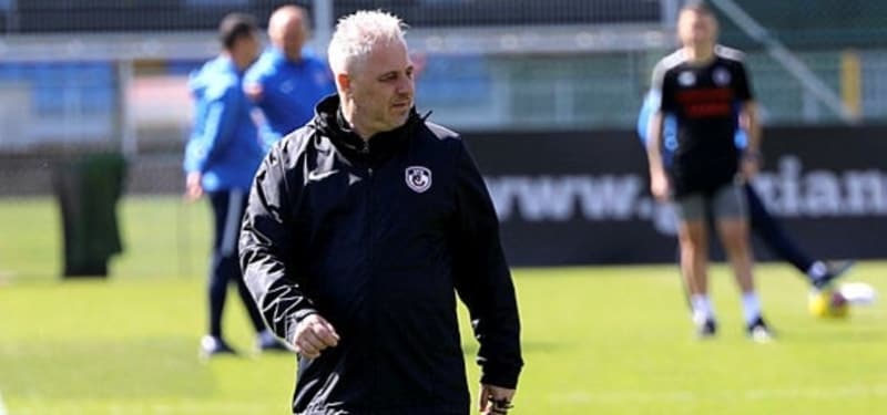 <p>'Daha önce de söylemişimdir takip edenler bilir. Sahada karşı takımın teknik direktörü babam olsa yine tanımam. Çünkü bu işinize olan saygınızdır. Herkes sizden başarı bekliyor. Yani tribünde sizi bir kişi bile desteklese onun için savaşmanız gerekiyor. Agresifliğimi, saha içerisindeki hareketlerimi sorgulayanlar, tartışanlar oldu. Ben bu durumdan asla etkilenmedim. Çünkü benim savaşçı bir karakterim var. Takımımın kazanması için gereken ne ise onu yaparım.'</p>