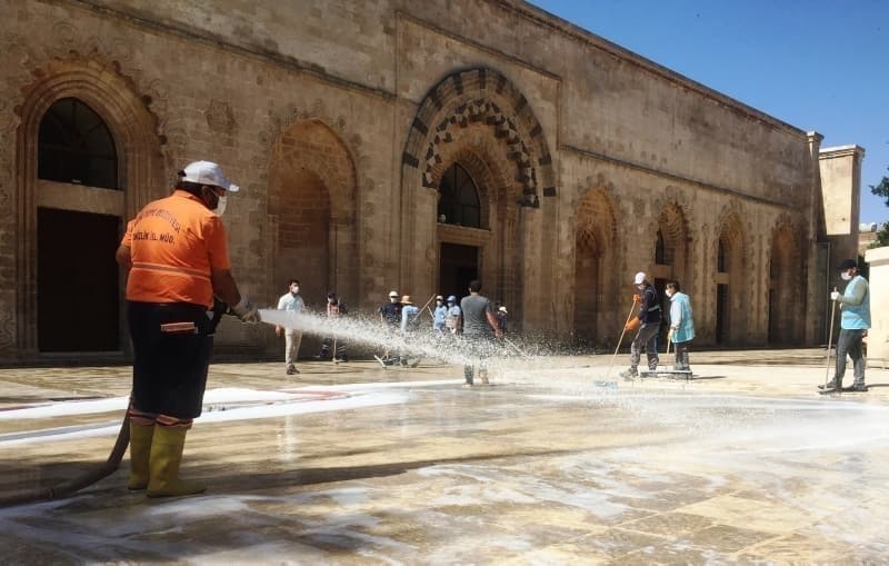 <p><b>SULTANBEYLİ CUMA NAMAZI KILINACAK CAMİLER</b></p><p><b><br></b></p><p>Abdurrahman Şeref Güzelyazıcı Camii</p><p>Abdurrahmangazi Camii</p><p>Akabe Camii</p><p>Anadolu Camii</p><p>Bağlar Camii</p><p>Bedir Camii</p><p>Buhara Camii</p><p>Çimenler Camii</p><p>Dedepaşa Camii</p><p>Derya Camii</p><p>Ebeveyn Camii</p><p>Elmalı Hamdi Yazır Camii</p><p>Emine Hatun Camii</p><p>Eyyübi Camii</p><p>Fazilet Camii</p><p>Fevzi Çakmak Camii</p><p>Hacı Bayram Camii</p><p>Hacı Ömer Camii</p><p>Hacı Şevki Camii</p><p>Hacı Veyis Camii</p><p>Hafız Ali Üsküdarlı Camii</p><p>Hafız İsmail Biçer Camii</p><p>Hz.Osman Camii</p><p>Kanuni Sultan Süleyman Camii</p><p>Karanfil Camii</p><p>Katipoğlu Camii</p><p>Kırklar Camii</p><p>Kumrular Camii</p><p>Mahmut Ustaosmanoğlu Camii</p><p>Mecidiye Camii</p><p>Mehmet Rüştü </p><p>Mevlana Camii</p><p>Mevlana Halid Bağdadi Camii</p><p>Mimar Sinan Camii</p><p>Mücahitler Camii</p><p>Mürtezaçavuş Camii</p><p>Orhangazi Camii</p><p>Osmanağa Camii</p><p>Ömer Nasuhi Bilmen Camii</p><p>Safiye Çıkrıkçıoğlu Camii</p><p>Sinan Camii</p><p>Sultan Camii</p><p>Şehitler Camii</p><p>Tevhit Camii</p><p>Uhut Camii</p><p>Ulubatlı Camii</p><p>Veysel Karani Camii</p><p>Yakutiye Camii</p><p>Yavuz Sultan Selim Camii</p><p>Yeşil Camii</p><p>Yunus Emre Camii</p><p>Aşıkkutlu Camii</p><p>Merkez Camii</p><p>Mescidi Aksa Camii</p>
