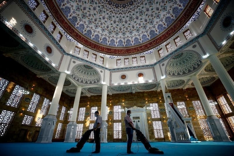 <p><b>TUZLA CUMA NAMAZI KILINACAK CAMİLER</b></p><p><b><br></b></p><p>Akfırat Merkez Camii</p><p>Anadolu Mh.Akşemsettin Camii</p><p>Aydınlı Ebubekir Camii</p><p>Aydınlı Mh.Deri Sanayi Camii</p><p>Aydınlı Mh.Hacılar Camii</p><p>Aydınlı Mh.Hüda Camii</p><p>Aydınlı Mh.Yunusemre Camii</p><p>Hz.Osman Camii</p><p>İstanbul Anadolu Yakası Org. San. Bölgesi Camii</p><p>Necip Fazıl Kısakürek Camii</p><p>Nişancı Mehmet Paşa Camii</p><p>Tuzla Emlak Konut Camii</p><p>Üskübi Melek Aras Camii</p><p>Aydıntepe Mh.Yeşildere Merkez Camii</p><p>Nazmi Durbakayım Camii</p><p>Yavuzevler Camii</p><p>Gisbir Sahil Camii</p><p>Evliya Çelebi Mh.Evliya Çelebi</p><p>Orhanlı Fatih Şehit Mustafa Hasanoğlu Camii</p><p>İçmeler Mh.İçmeler Merkez Camii</p><p>İçmeler Mh.Muhammedül Emin Camii</p><p>İstasyon Çiçekçiler Camii</p><p>Hasanı Basri Camii</p><p>Mimar Sinan Merkez Camii</p><p>Mimarsinan Mh.Gümüşpınar Camii</p><p>Orhanlı Yavuz Selim Camii</p><p>Orta Mh.Camii</p><p>Hacı Zarife Örs Camii</p><p>Mercan Yeni Camii</p><p>Şifa Merkez Camii</p><p>Şifa Mh.Mevlana Camii</p><p>Kasri Arifan Mescidi</p><p>Akfırat Kirazlı Mh. Behice Çizmeci Camii</p><p>Hacı Mustafa Eminoğlu Camii</p><p>Zeytinlik Yavuzhan Camii</p>