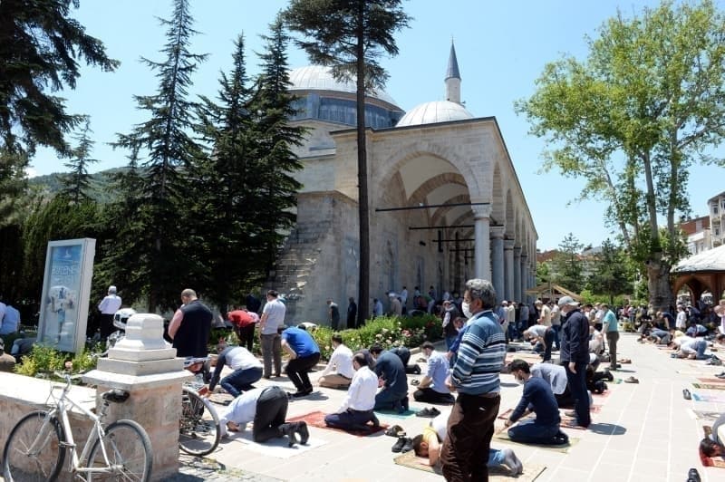 <p>Vatandaşlar tarihi Ali Paşa camisi avlusunda ve bahçesinde cuma namazını kıldılar.</p>