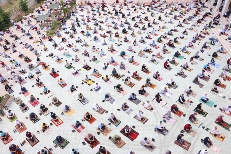 <p>İkinci cuma namazı, Siirt'te belirlenen 7 alanda kılındı. Vatandaşlar, belirlenen kurallara uyarak namazlarını kıldı.</p>