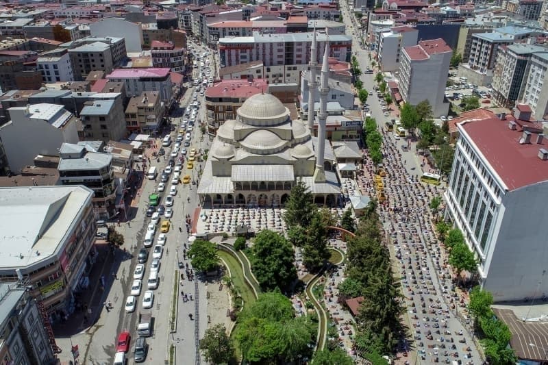 <p>Van'da merkezde belirlenen 162 camide dezenfeksiyon ve temizlik çalışmalarının ardından vatandaşlar, camilere yakın noktalarda sosyal mesafeye uyuyarak ibadetlerini gerçekleştirdi.</p>