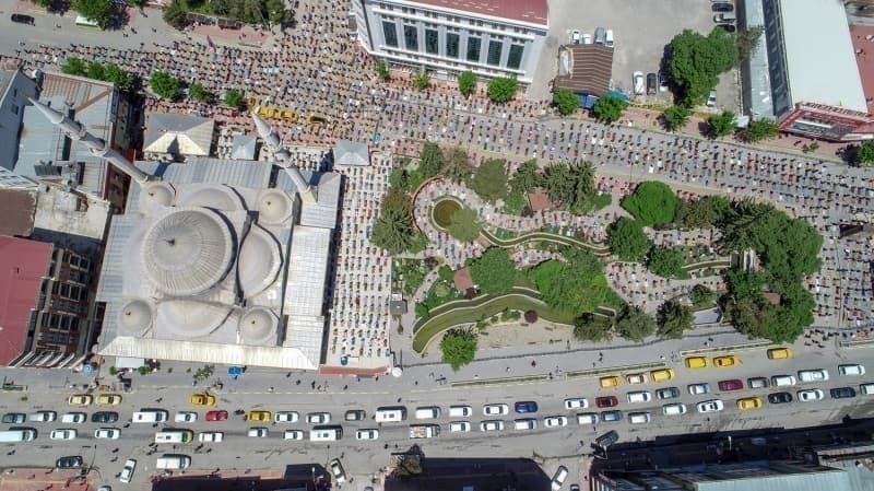 <p>Hazreti Ömer Camisi ve avlusunda vatandaşlar Beşyol Meydanı'na kadar yolları doldurarak namaz kıldı.</p>