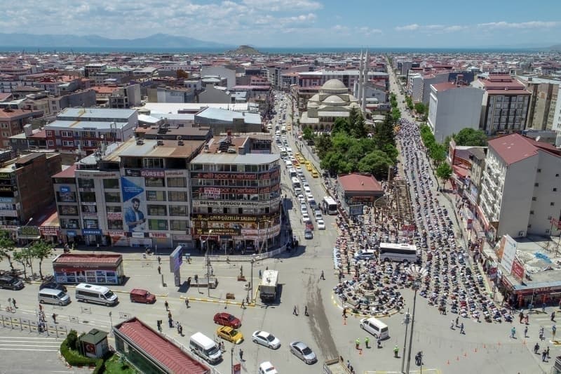 <p>Muş, Hakkari ve Bitlis'te de Sağlık Müdürlüğü ve müftülük ekiplerince yapılan kontrollerin ardından namaza alındı.</p><p>Vatandaşların, açık havada kılınan cuma namazına yoğun ilgi gösterdiği görüldü.</p>