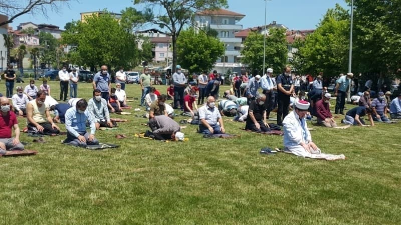 <p>İkinci cuma namazı, Kocaeli,'de belirlenen camilerde ve meydanlarda eda edildi.</p>