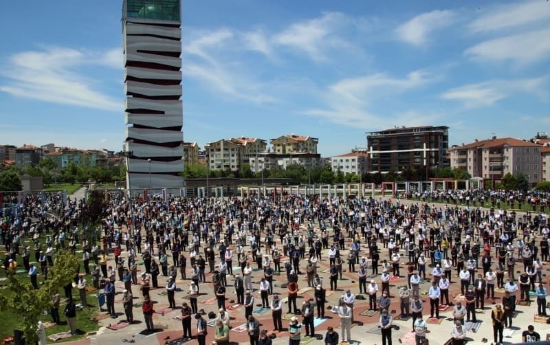 <p>Belirlenen camilere ve alanlara seccadeleriyle gelen vatandaşlar, kurallara uyarak namaz kıldı.</p>