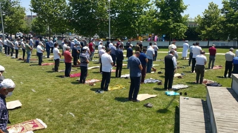 <p>Kandıra ilçesinin fethinin ardından ilk cuma namazının kılındığı yer olarak bilinen Kandıra Namazgah Çayırında da cuma namazı kılındı.</p>