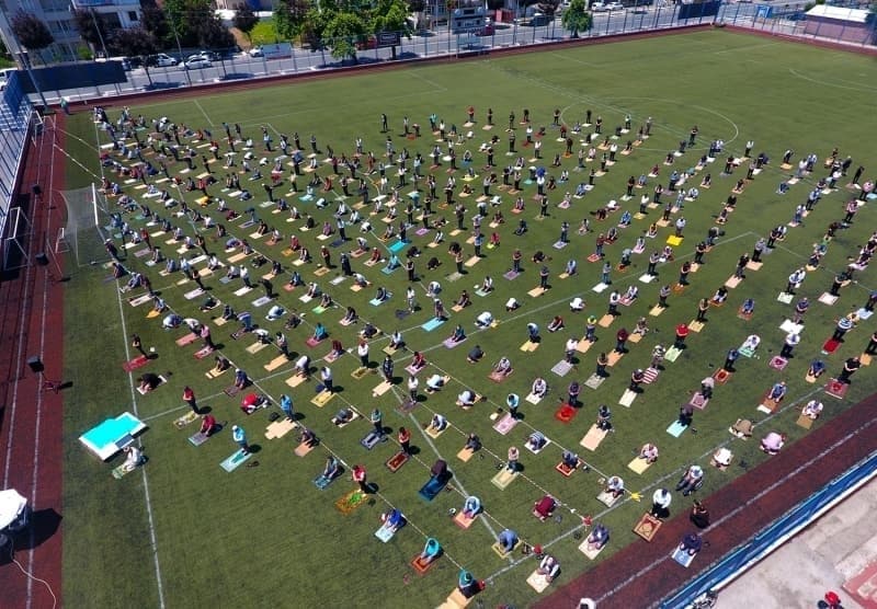 <p>Düzce'de yeni tip koronavirüs (Kovid-19) tedbirleri kapsamında toplu ibadetin kısıtlanmasının ardından ikinci cuma namazı, Nurettin Zafer Stadında kılındı.</p>