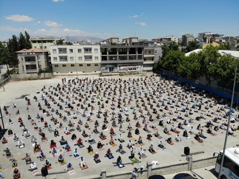 <p>Cuma namazı Adıyaman'ın Kahta ilçesinde belirlenen cami ve açık alanlarda kılındı.</p>