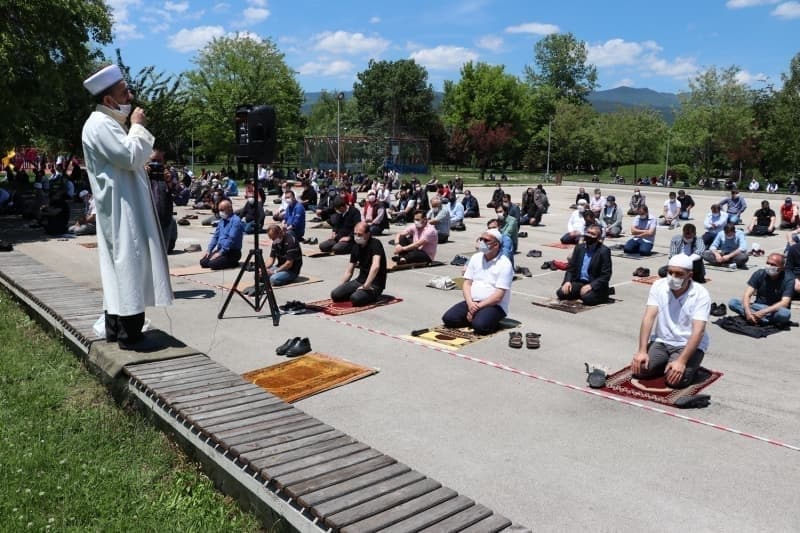 <p>Sağlık Mahallesi’nde bulunan Atatürk orman Parkı’nda vatandaşlar, belirlenen kurallara uyarak namaz kıldı.</p>