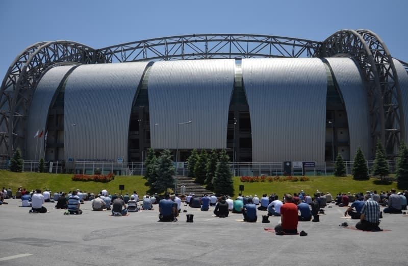 <p>Kadir Has Stadyumu otopark alanında vatandaşlar, belirlenen kurallara uyarak namaz kıldı.</p>