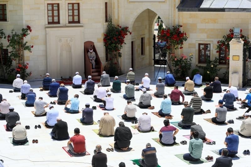 <p>Darende ilçesi Somuncu Baba Külliyesi Camisinin avlusunda vatandaşlar belirlenen kurallara uyarak namazlarını eda etti.</p>