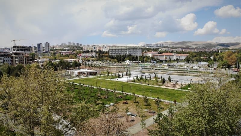 <p>Başkan Recep Tayyip Erdoğan'ın 'Şehirlerimiz için yeşili sevmenin ve korumanın bir tezahürü' dediği ve tüm Türkiye'de birçok noktada yapılmasıyla ilgili seçim vaadi verdiği Millet Bahçeleri birbiri ardına tamamlanmaya ve açılmaya devam ediyor. Dün açıklanan son dakika gelişmesine göre Millet Bahçelerine 10 tane daha eklendi. Bugün açılışı yapılan 10 Millet Bahçesi'ni Başkan Recep Tayyip Erdoğan bizzat açtı.. Erdoğan'ın Ankara AKM Millet Bahçesi'nden katıldığı ve birçok ilde eş zamanlı olarak gerçekleşecek olan açılış ile 81 ilde 81 milyon metrekare millet bahçesi projesinde dev bir adım daha atılmış oldu.</p>
