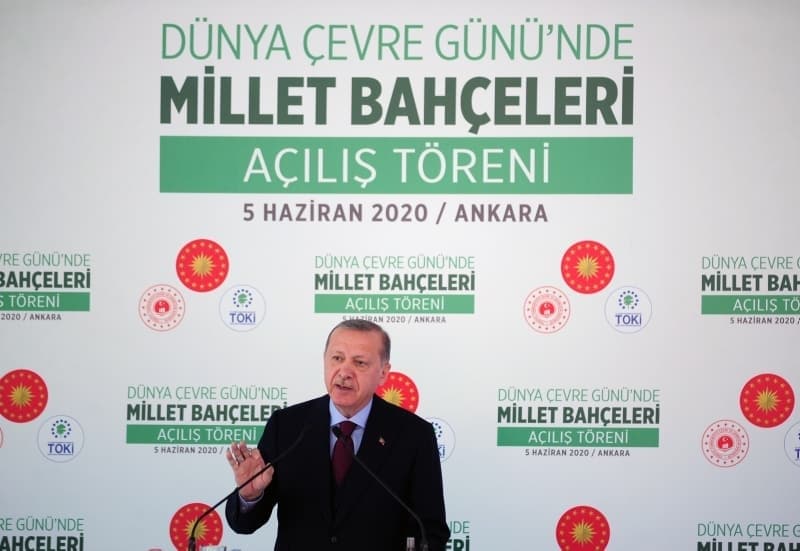 <p>Tüm insanlığın 5 Haziran Dünya Çevre Günü'nü tebrik ediyorum. 10 millet bahçemizin her biri yeşil alan ve tesisleriyle iftihar verici eserler. Çevre ve Şehircilik Bakanlığımız ile inşaatında çalışan herkesi tebrik ediyorum.</p>