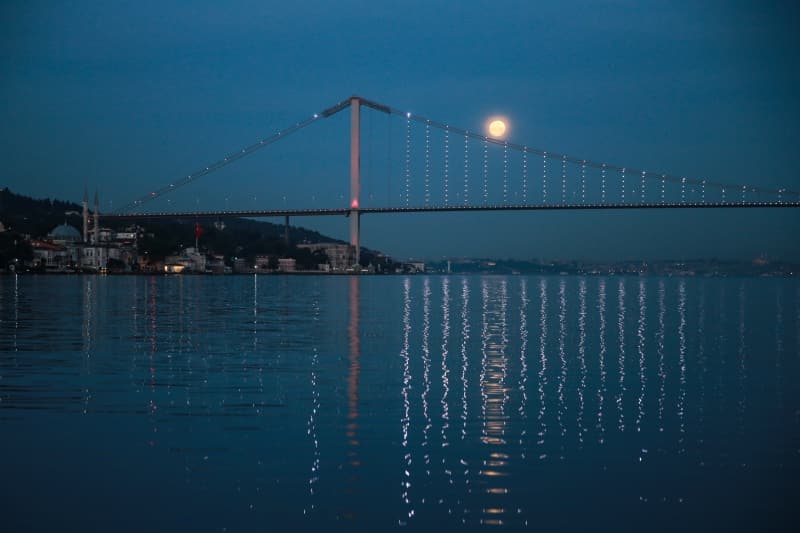 <p>stanbul'un yan sra Van, Hatay, Ankara ve Mu gibi illerden de kartpostallk grntler geliyor. </p>