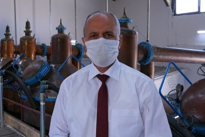 <p><b>“GL E BUHAR LE GL YAINA DNYOR”</b></p><p>Glbirlik Gneykent Fabrika Sorumlusu Osman Dner de gl yann retiliini anlatt. reticilerden alnan gl ieinin fabrikada kazanlara dkldn ve burada buhar sistemiyle kaynatldn kaydeden Dner, “Kaynayan suyun buhar, ya ile birlikte su ekline gelip n gmlerimizden akyor. Sonra gelen yal su arka gmlerimizde birikerek, st tanka kyor ve orada ikinci distilasyon ilemine hazrlanyor. Daha sonra dier makinemizde ikinci distilasyonla yamz karyoruz. Elde ettiimiz yalar bir kat szerek, genel mdrlmze gnderiyoruz. Orada da ikinci bir ilemde ince szm yaplyor ve gl ya alclarna ulatrlmak zere hazr hale geliyor” eklinde konutu. (HA)</p>