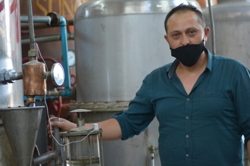 <p><b>“1,5-2 TON GL YAI RETM BEKLYORUZ”</b></p><p>te yandan, gl ieinin fabrikaya geldikten sonra 2 ana hammaddeye dntn kaydeden Hasan elik, bunlardan birinin glya, dierinin ise gl konkreti olduunu syledi. Bu yl 1,5-2 ton gl ya, yaklak 15 ton da gl konkreti retimi beklediklerini belirten elik, “Isparta’dan dnyann yaklak yzde 65’lik ksmna gerek gl ya gerekse gl konkreti olarak parfmeri ve kozmetik sanayine ham madde retimi yapyoruz. Bunu dnyadaki gl ya fiyatlarnda etkili olmak adna elimizde bir g olarak gryoruz” ifadelerini kulland.</p><p><b>“12 BN EURO’DAN 6 BN EURO’YA DT”</b></p><p>Glbirlik Genel Mdr Hasan elik, 2016 ylnda bir kilogram gl yann 12 bin Euro’ya satldn ancak u anda 6 bin Euro’ya kadar dtn ifade etti. Bu rakamn 2020 ylndaki gl ya ve gl konkreti fiyatlarnda etkili olaca anlamna gelmediine deinen elik, “u ana kadar pazarda gemi yllardaki gibi ok nemli bir hareketlilik yok. Tabii ayaa kalkacak, bu byle devam etmeyecektir. Ancak bu ylki fiyatla ilgili bir ey sylemek iin ok erken. u anda korona virs bizim sektrde yzde 100 etkili” dedi.</p>