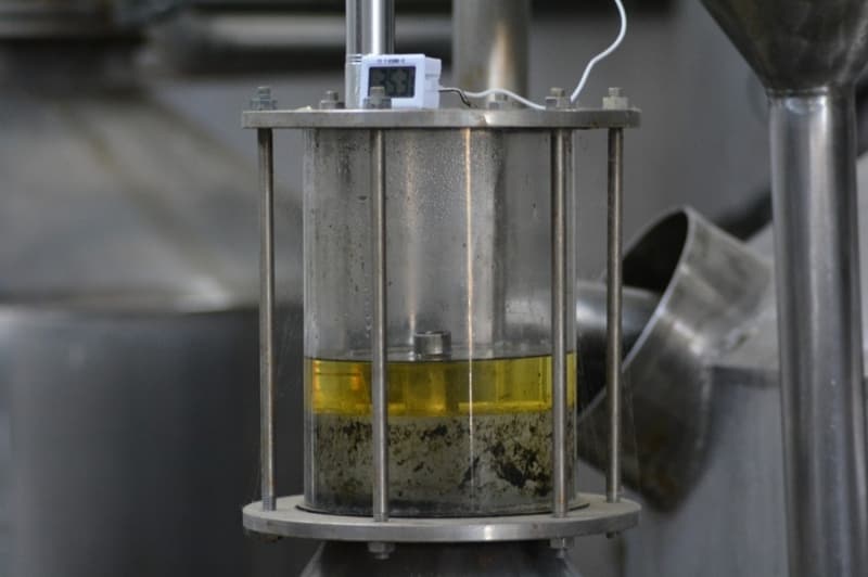 <p><b>“KORONAVRS SEKTR OLUMSUZ ETKLED”</b></p><p>Hasat sezonundan sonra nemli olann pazarlama olduunu ifade eden elik, korona virs salgnnn sektr olumsuz etkilediine dikkat ekti. elik, “Asl sorun bundan sonra balayacak. Maduriyet yaanmamas iin elimizden geleni yapyoruz. Bundan sonra inallah her ey normale dner, pazarda bir sorun olmazsa, bugnden ekmi olduumuz skntlar o gn hi yaanmam olacak. Ama bunu yaayp grmemiz lazm. lkemizde ve dnyada yeni yeni normalleme srecine girildi. Bundan sonraki srete fabrikalarn bacalarn ttmesi ve tketim ekonomisinin devreye girmesiyle alverilerin hzlanmas, havayolu irketlerinin uularna balamas nemli. nk bunlar yaptmz retimle dorudan alakal olan eyler. Ksa srede korona virs belasndan kurtulmay ve her eyin normale dnmesini mit ediyoruz” diye konutu.</p>