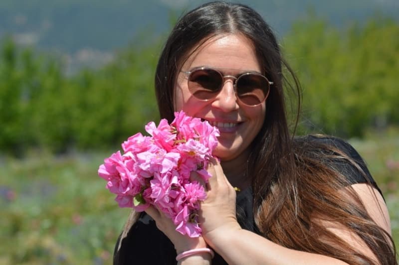 <p><b>“PYASADA RANDIMANIN Y OLMASI N GLN ERKEN TOPLANMASI NEML”</b></p><p>Gl Gl ya ve Yal Tohumlar Kooperatifi (GLBRLK) Genel Mdr Hasan elik, gl hasat sezonunun yaklak 25 gn nce baladn, balangta ar scak ve 24 Mays’taki zirai don olayndan dolay kk skntlar yaadklarn syledi. Ancak blgedeki ekili ve dikili alanlarn fazla olmas nedeniyle gl iei rekoltesinde sorun yaanmadna deinen elik, “Sektrdeki tm paydalarmz gl iei almlarna devam ediyor. Gl ieinin erken saatlerde toplanmasna dikkat ediyoruz. nk bunlar maliyet hesabdr. Piyasaya ktmzda randmanlarnn ok iyi olmas iin gln erken toplanmas nemli. u anda hasat gayet gzel gidiyor” dedi.</p>