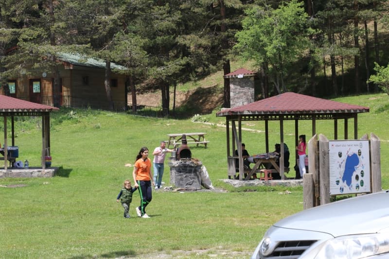 <p>Hem koronavirüs sürecinde yaşanan stresi atmak hem de büyükşehirlerin stresinden bir gün bile olsa kurtulmak isteyen vatandaşlar, Gölcük Tabiat Parkı'na gelerek temiz hava eşliğinde doyasıya vakit geçiriyor.</p>