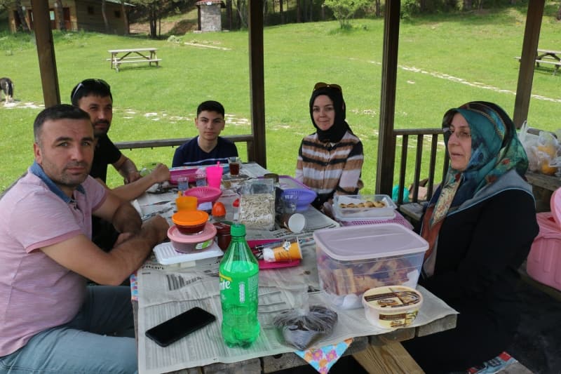 <p>Bazı vatandaşlar, göl çevresinde yürüyüş yaparken, bazıları ise iskelelere çıkarak bol bol hatıra fotoğrafı çekiyor.</p>