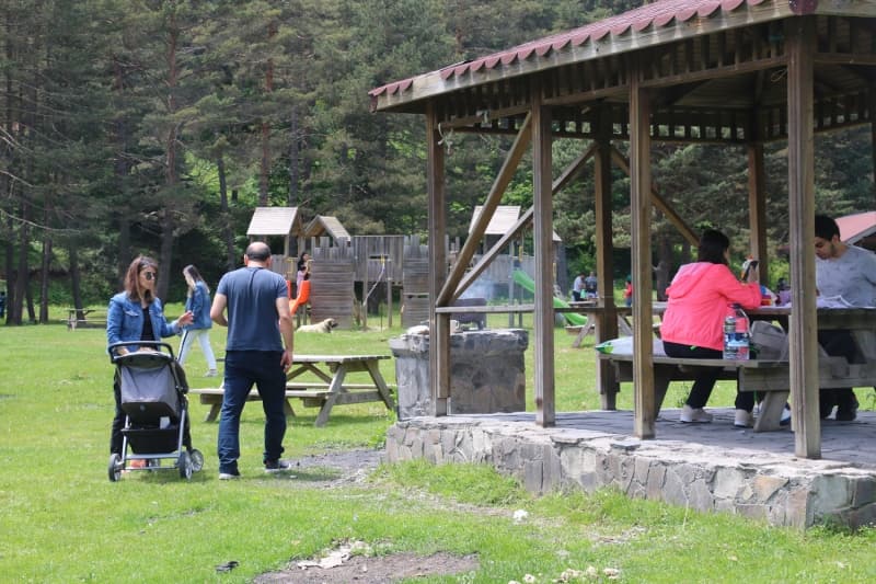 <p>Ayrıca, tabiat parkı içinde bulunan ve ziyaretçilerin daha kolay gezinti yapmasına imkan sağlayan golf arabaları ile bisikletler de her kullanımın ardından dezenfekte edilerek, vatandaşların kullanımına hazır hale getiriliyor.</p>