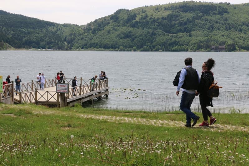 <p>Tabiat parkı görevlileri ile jandarma ekipleri hem Gölcük hem de Abant Tabiat Parkı'dan sürekli devriye gezerek, vatandaşları maske takmaları ve sosyal mesafe kuralları ile belirlenen koronavirüs tedbirlerine uymaları için uyarıyor.</p>