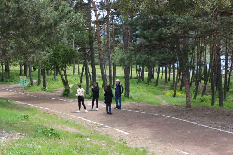 <p>Ayrıca tatilciler, göl çevresinde yürüyüş yapıp, bisikletlerle de gezinti yapabiliyor.</p>