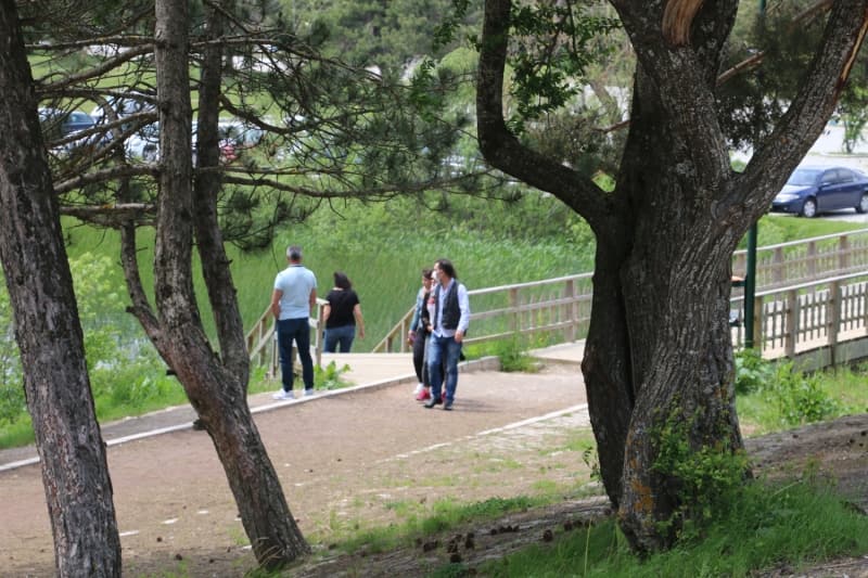 <p>Buarda belirlenen alanlarda mangal yakarak piknik yapma imkanı bulan vatandaşlar, ayrıca göl çevresinde faytonlar ve atlarla gezinti yapma imkanı da buluyor.</p>