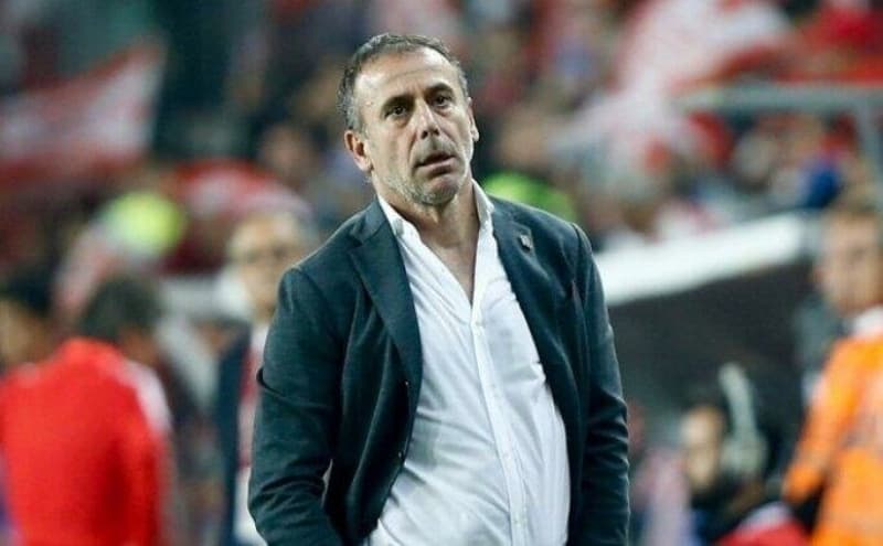 <p><b>YETİŞTİRİCİ</b></p><p>Okan Buruk ve Erol Bulut onun yanında yetişti. Fenerbahçe’ye de teknik adam kazandırabilir</p><p><br></p><p><b>EKSİLERİ</b></p><p><b><br></b></p><p>Baskı: A Milli Takım ve Beşiktaş’ta başarılı olamaması, ‘Taraftar baskısını kaldıramıyor’ eleştirisine yol açıyor.</p>