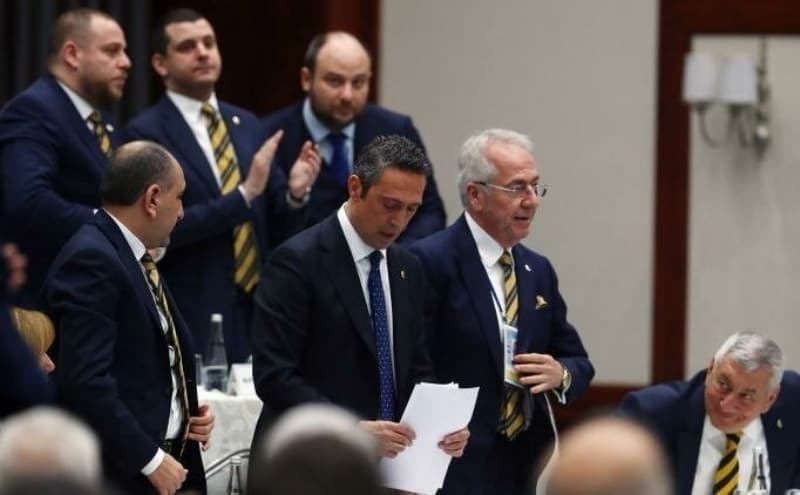 <p><b>KOLTUK İÇİN 3 ADAY </b></p><p><br></p><p>Hürriyet'te çıkan habere göre, Ersun Yanal’ın istifasının ardından takımın başına getirilecek teknik adama henüz karar vermeyen sarı lacivertlilerde Abdullah Avcı, Erol Bulut ve Nenad Bjelica isimleri öne çıktı. Üç hocanın transfer ihtimalleri şu şekilde değerlendiriliyor:<br></p>