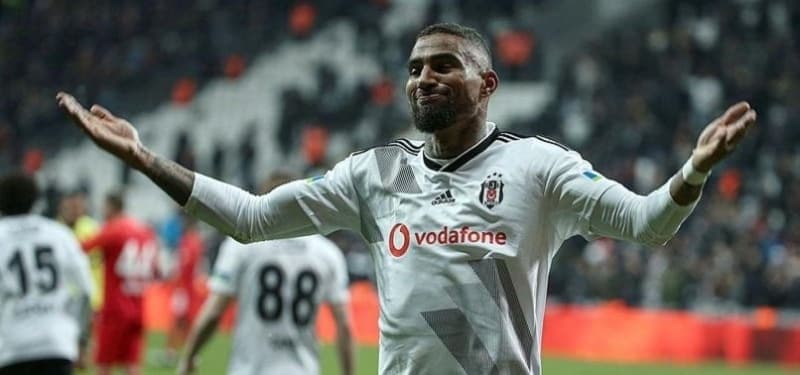 <p>Daha nce<b> Kevin Prince Boateng</b>’i santrfor pozisyonunda oynatmann hesaplarn yapan siyah-beyazl hocann, Gven’in antrenmanlardaki performansn beendii ve bu nedenle Ganal oyuncuyu forvet arkasnda grevlendirmeye scak bakt kaydedildi.</p>