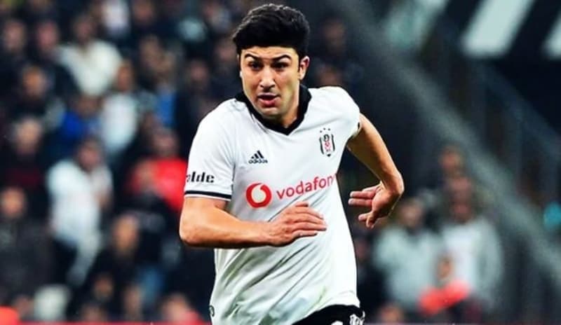 <p>Burak Ylmaz’n yokluunda byk bir frsat yakalamas beklenen Gven Yaln’n kendini yksek bir motivasyonla Antalyaspor mana hazrlad renildi.</p><p><br></p><p>Milliyet</p>