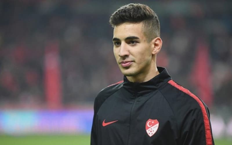 <p>�talyan bas�n� konu ile ilgili yapt��� haberde, Sassuolo'da forma giyen gen� isim i�in Fenerbah�e'nin teklif yapt���n�, ard�ndan Galatasaray'�n giri�imlerde bulundu�unu yazd�.</p>