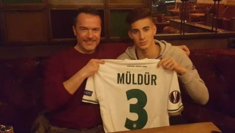 <p><b>FENERBAH�E'N�N ARDINDAN GALATASARAY...</b></p><p>M�ld�r, Fenerbah�e'nin �ok yak�ndan takip etti�i bir isimdi, �imdi bu kervana Galatasaray da kat�ld�.</p>