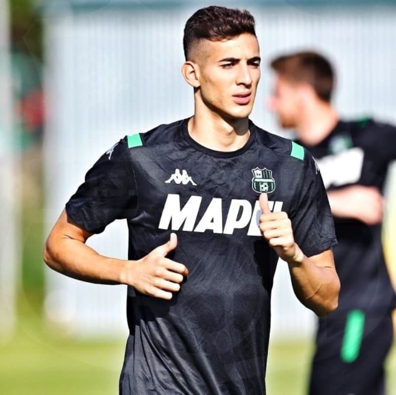 <p><b>MERT M�LD�R K�MD�R?</b></p><p>3 Nisan 1999 tarihinde Avusturya'n�n Wien �ehrinde d�nyaya gelen Mert M�ld�r, 1.88 boyunda ve sa� bek pozisyonunda forma giyiyor.</p>