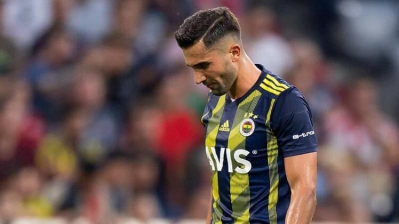 <p>2012'de Kayserispor'dan Fenerbahçe'ye transfer olan ve kaptanlık makamına yükselen 30 yaşındaki oyuncu, yeni sezonda Anadolu Yakası'ndan Avrupa'ya geçiş yapmış olacak...</p>