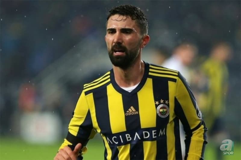 <p>Çubuklu ile 238 maça çıkan milli oyuncu, 8 kez rakip fileleri sarsarken 27 de asistlik katkı sağladı.</p>