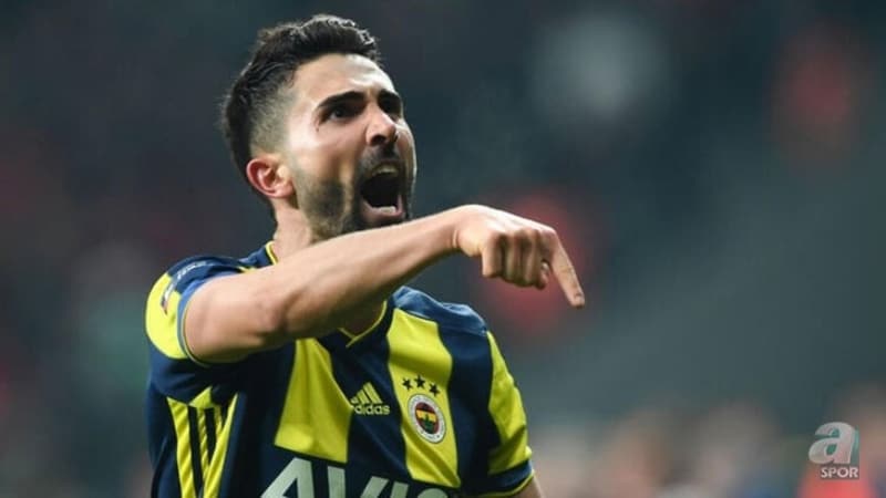 <p>Transferde önceliği Fenerbahçe'ye veren Hasan Ali, yönetimin takındığı tavırdan rahatsız olup Galatasaray'dan gelen teklifi ivedi bir şekilde işleme aldı. </p>